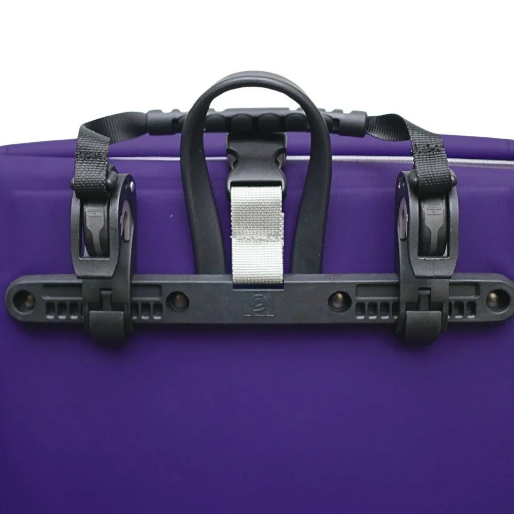 Bomence Pioneer Fahrradtasche lila 25L Detailansicht Aufhängung Gepäckträger