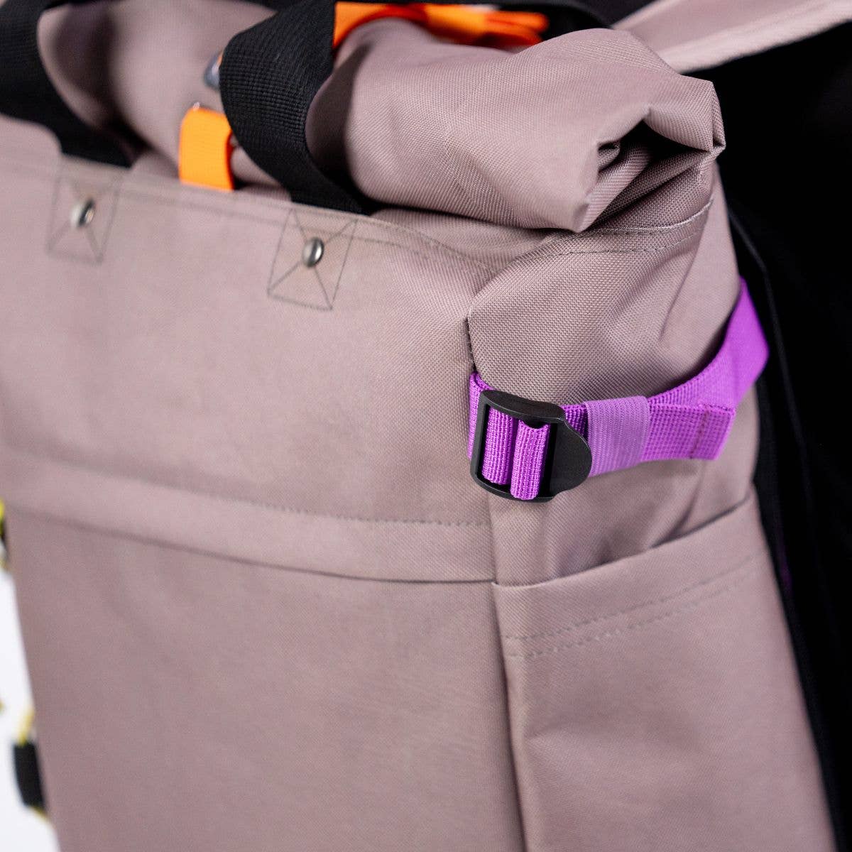 Billybelt Roll-Top Rucksack aus 100% recyceltem Polyester - Taupe - Detailansicht -HOLE-X