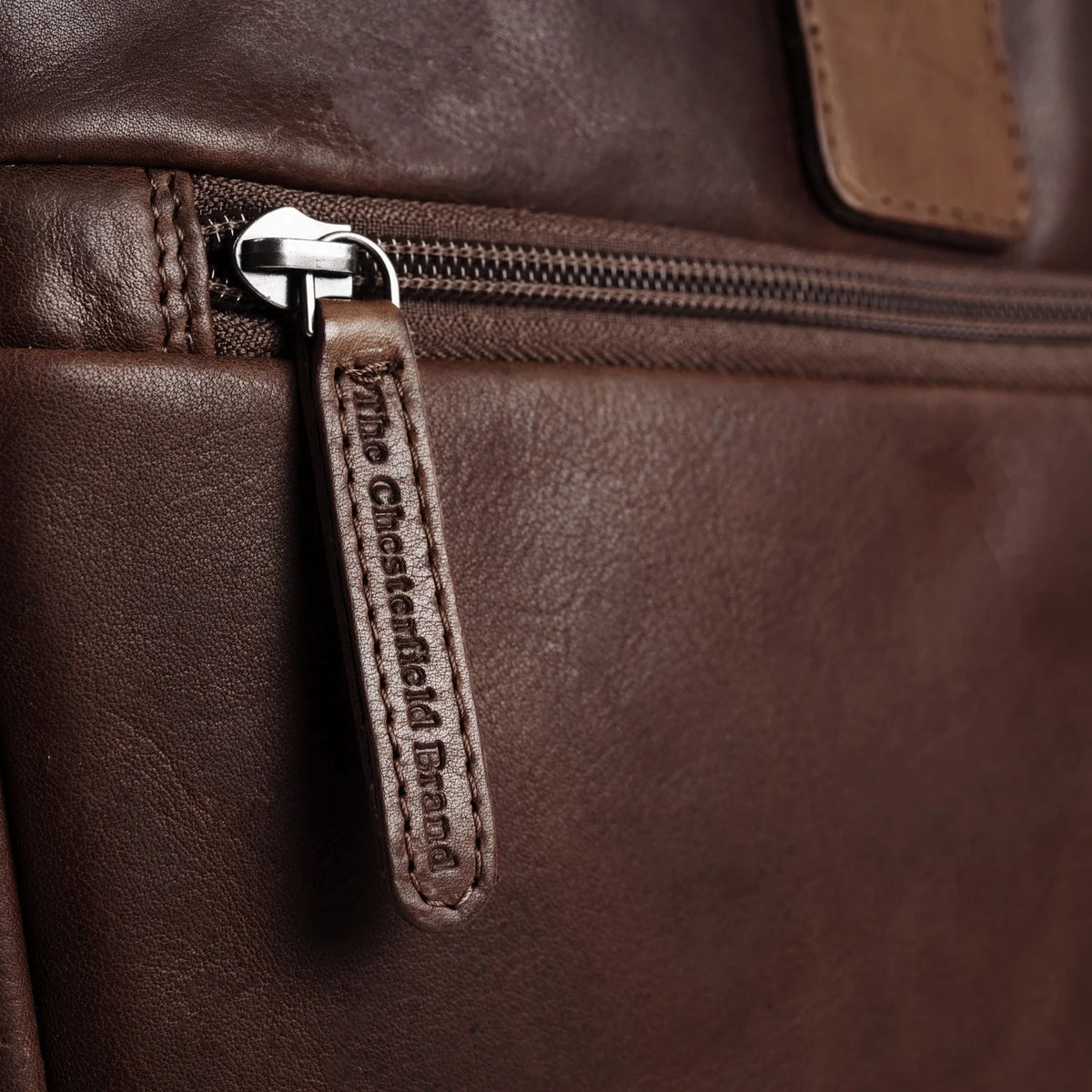 Laptoptasche Seth Braun – Detailaufnahme Reißverschluss mit Leder-Zipper | The Chesterfield Brand