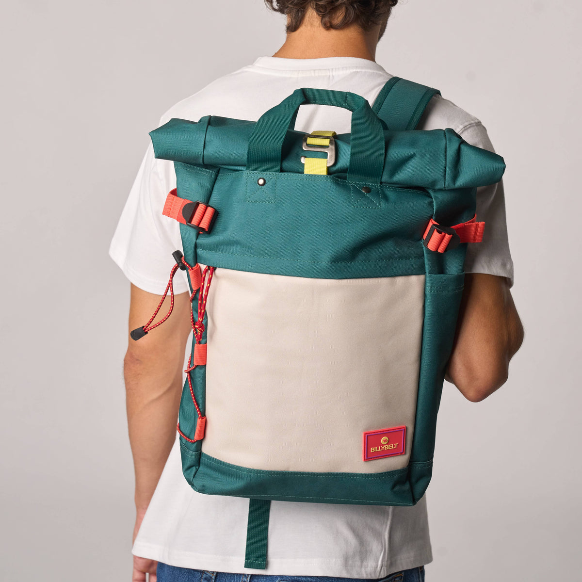 Billybelt Roll-Top Rucksack aus 100% recyceltem Polyester - Grün und Elfenbein - von hinten - HOLE-X