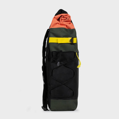 Roll-Top Rucksack aus 100% recyceltem Polyester - Khaki und Orange - Seitenansicht