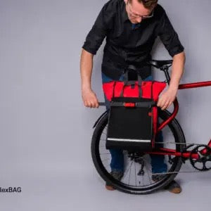 FlexBAG am Easy EXO – Tasche wird am Gepäckträger eingehängt, Seitenansicht