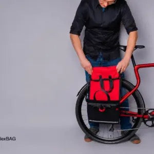 FlexBAG am Easy EXO – Person befestigt die Tasche am Fahrrad von vorne