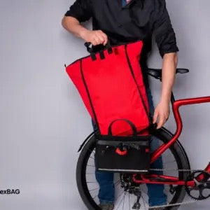 FlexBAG am Easy EXO – Person zeigt die Größe beim Einsetzen