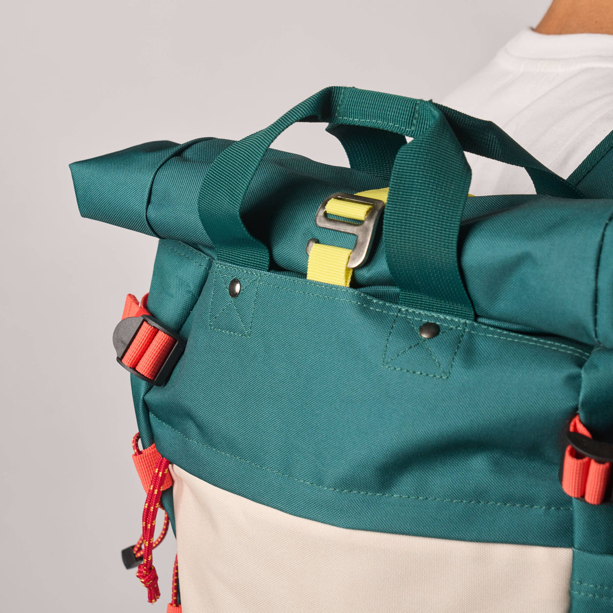 Billybelt Roll-Top Rucksack aus 100% recyceltem Polyester - Grün und Elfenbein - Detailansicht - HOLE-X