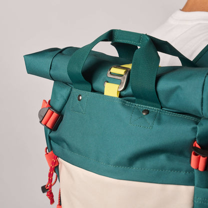 Billybelt Roll-Top Rucksack aus 100% recyceltem Polyester - Grün und Elfenbein - Detailansicht - HOLE-X
