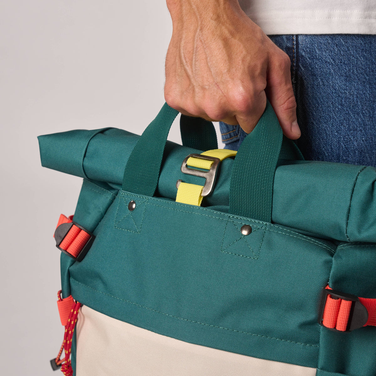 Billybelt Roll-Top Rucksack aus 100% recyceltem Polyester - Grün und Elfenbein - Tragefunktion Griff - HOLE-X