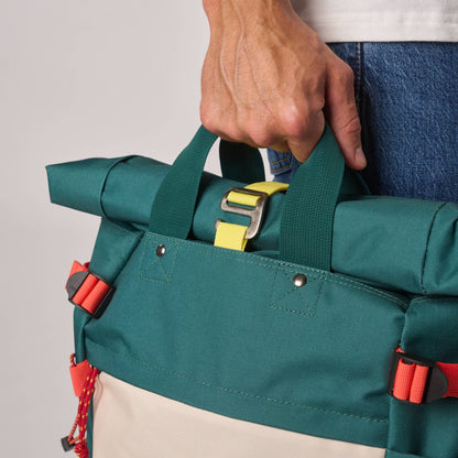 Billybelt Roll-Top Rucksack aus 100% recyceltem Polyester - Grün und Elfenbein - Tragefunktion Griff - HOLE-X