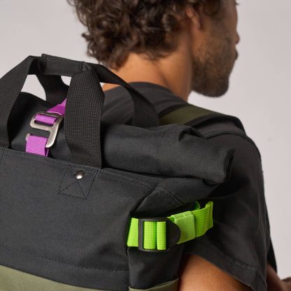 Billybelt - Roll-Top Rucksack aus 100% recyceltem Polyester - Khaki und Schwarz - Detailansicht - HOLE-X