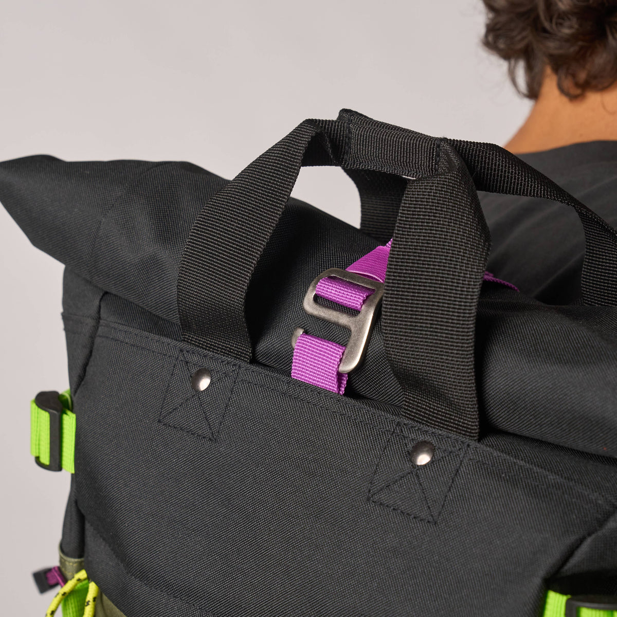 Billybelt - Roll-Top Rucksack aus 100% recyceltem Polyester - Khaki und Schwarz - Detailsnsicht Verschluss und Griff - HOLE-X