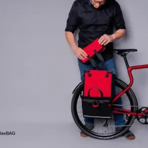 FlexBAG am Easy EXO – Person hängt die rote Tasche in den Gepäckträger ein