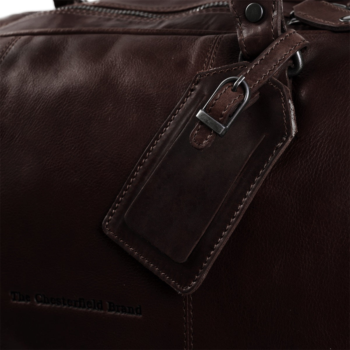 Chesterfield William Braun – Detailansicht Leder-Gepäckanhänger und Reißverschluss, Nahaufnahme Wax Pull Up Leder