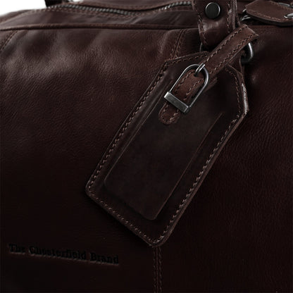 Chesterfield William Braun – Detailansicht Leder-Gepäckanhänger und Reißverschluss, Nahaufnahme Wax Pull Up Leder