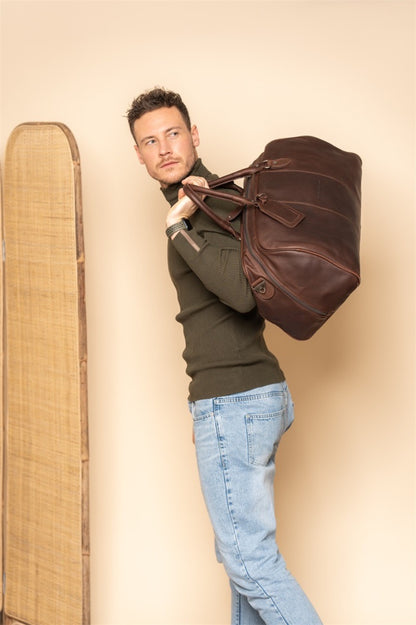 Leder Reisetasche Braun William von The Chesterfield Brand - lässig über die Schulter getragen