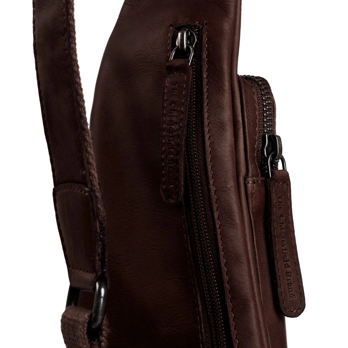 Leder Crossbody Logan Braun – Detailansicht Reißverschlüsse & Logo | Wax Pull Up Leder
