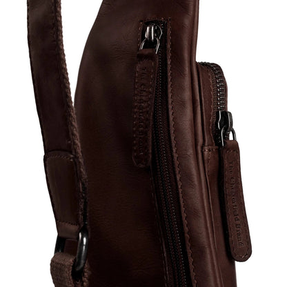 Leder Crossbody Logan Braun – Detailansicht Reißverschlüsse & Logo | Wax Pull Up Leder