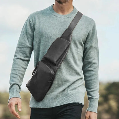 Leder Crossbody Logan Schwarz – Lifestyle getragen von Mann | Wax Pull Up Leder