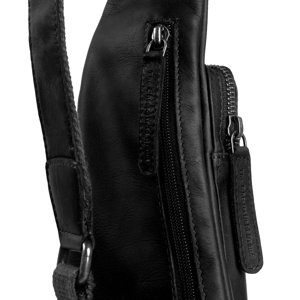 Leder Crossbody Logan Schwarz – Detailansicht Reißverschlüsse & Logo