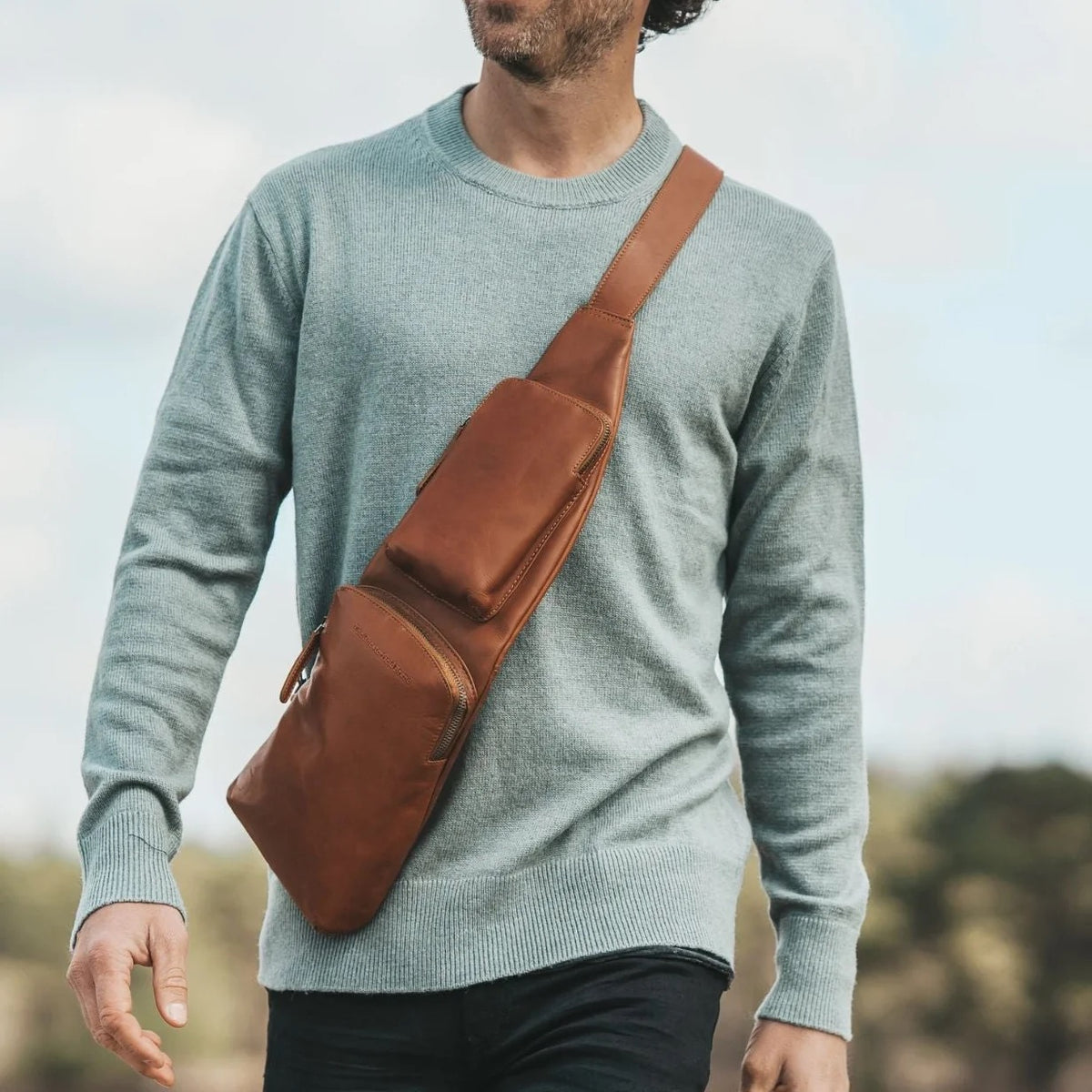 Leder Crossbody Logan Cognac – Lifestyle getragen von Mann | Wax Pull Up Leder
