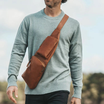 Leder Crossbody Logan Cognac – Lifestyle getragen von Mann | Wax Pull Up Leder
