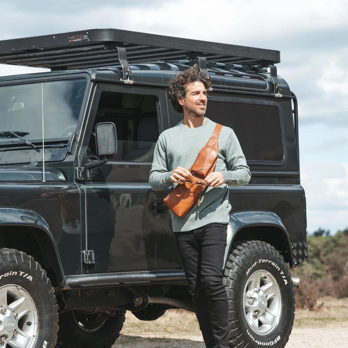 Leder Crossbody Logan Cognac – Lifestyle Outdoor mit Geländewagen