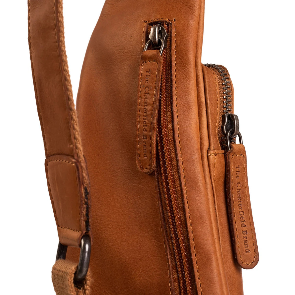 Leder Crossbody Logan Cognac – Detailansicht Reißverschlüsse & Logo