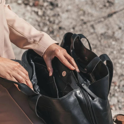 The Chesterfield Brand Gail Ledershopper in Schwarz aus Wax Pull Up Leder