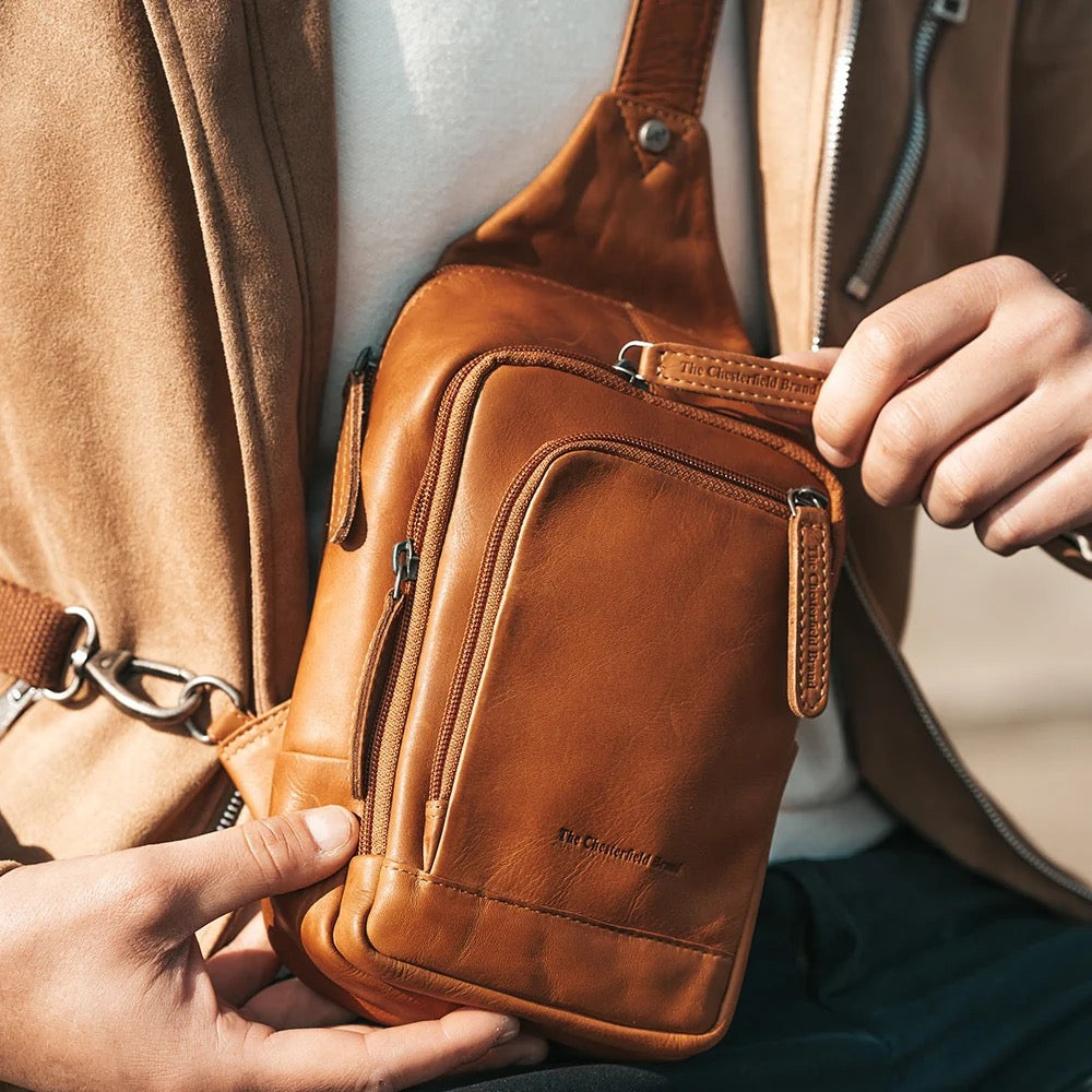 Leder Crossbody Riga Cognac – Lifestyle Detailansicht Vorderfächer in der Hand