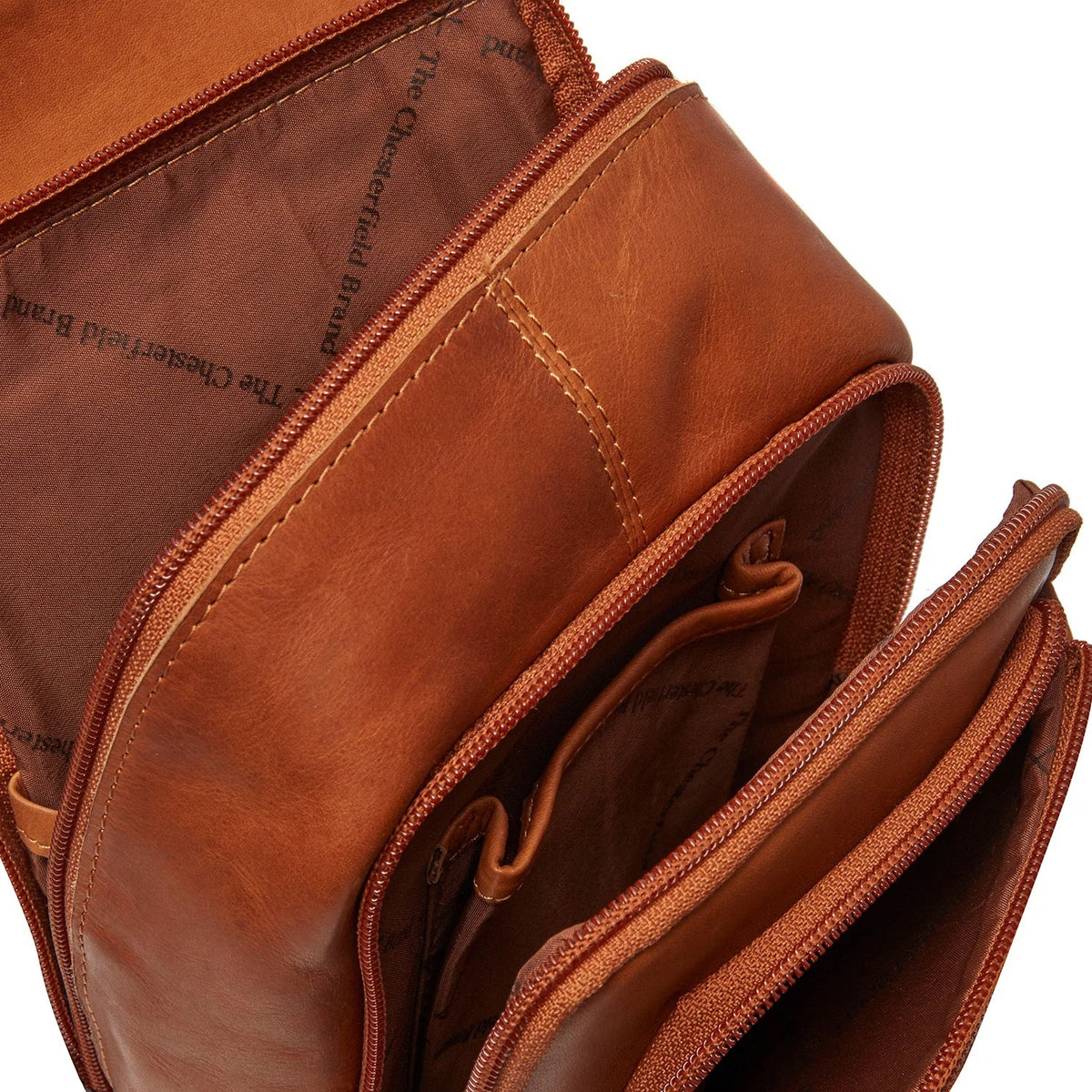 Leder Crossbody Riga Cognac – Innenansicht Hauptfach & Organizer geöffnet

