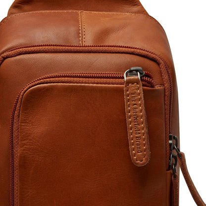 Leder Crossbody Riga Cognac – Detailansicht Reißverschluss & Logo The Chesterfield Brand
