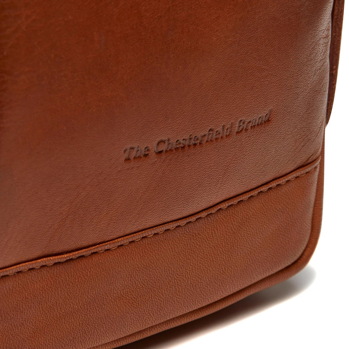 Leder Crossbody Riga Cognac – Detailansicht Logo eingeprägt Wax Pull Up Leder