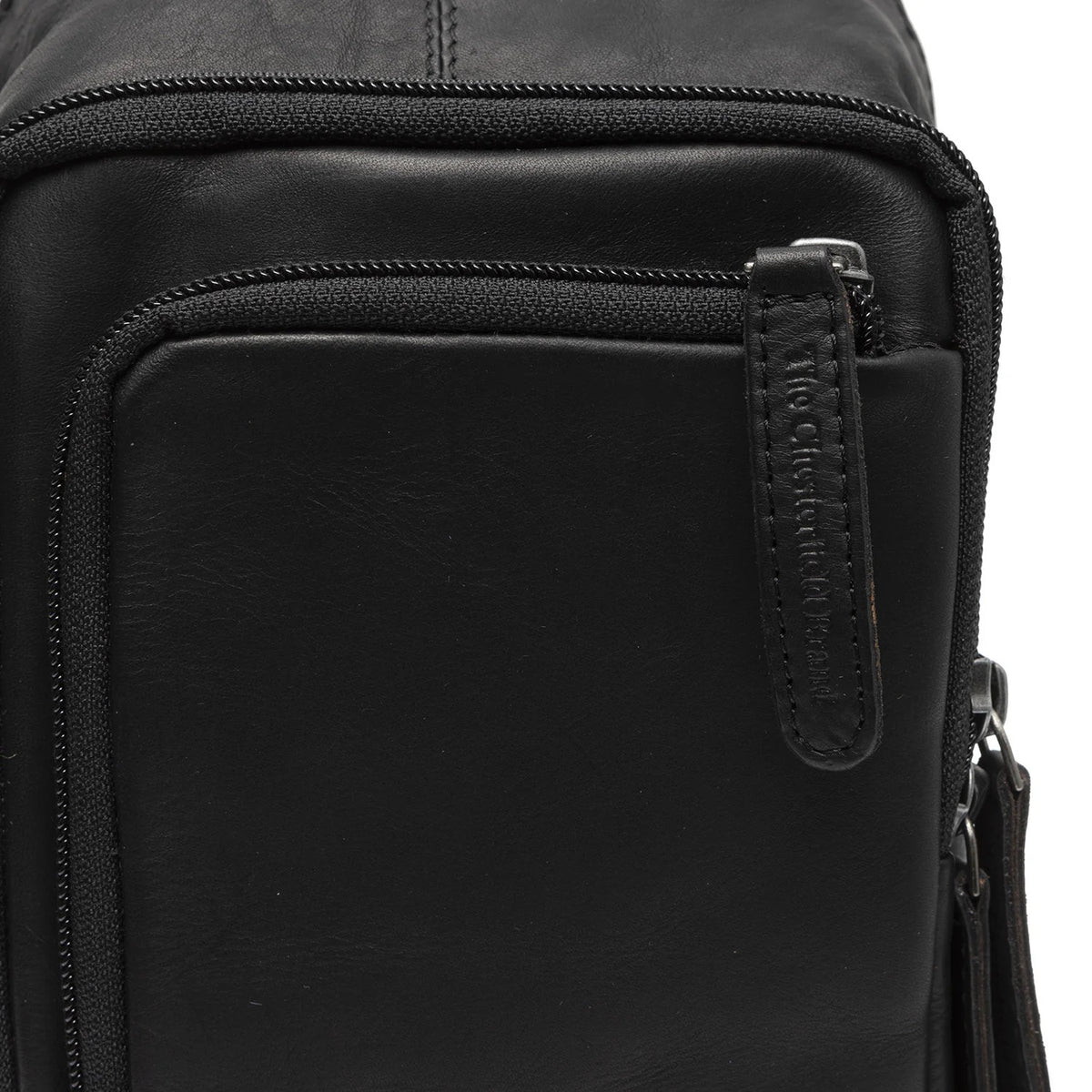 Leder Crossbody Riga Schwarz – Detailansicht Vorderfächer & Logo The Chesterfield Brand