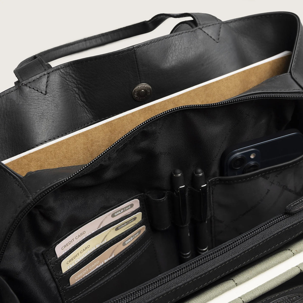The Chesterfield Brand Gail Ledershopper in Schwarz aus Wax Pull Up Leder