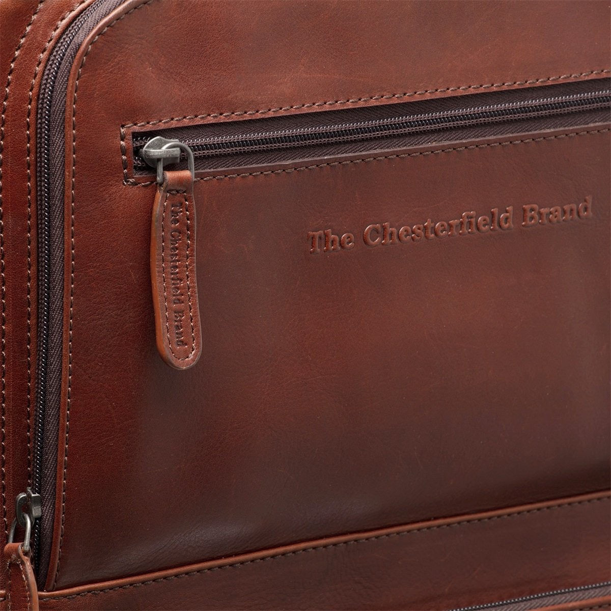 Leder Trolley Koffer Cognac San Marino - Detailansicht Prägung Markenlogo I The Chesterfield Brand
