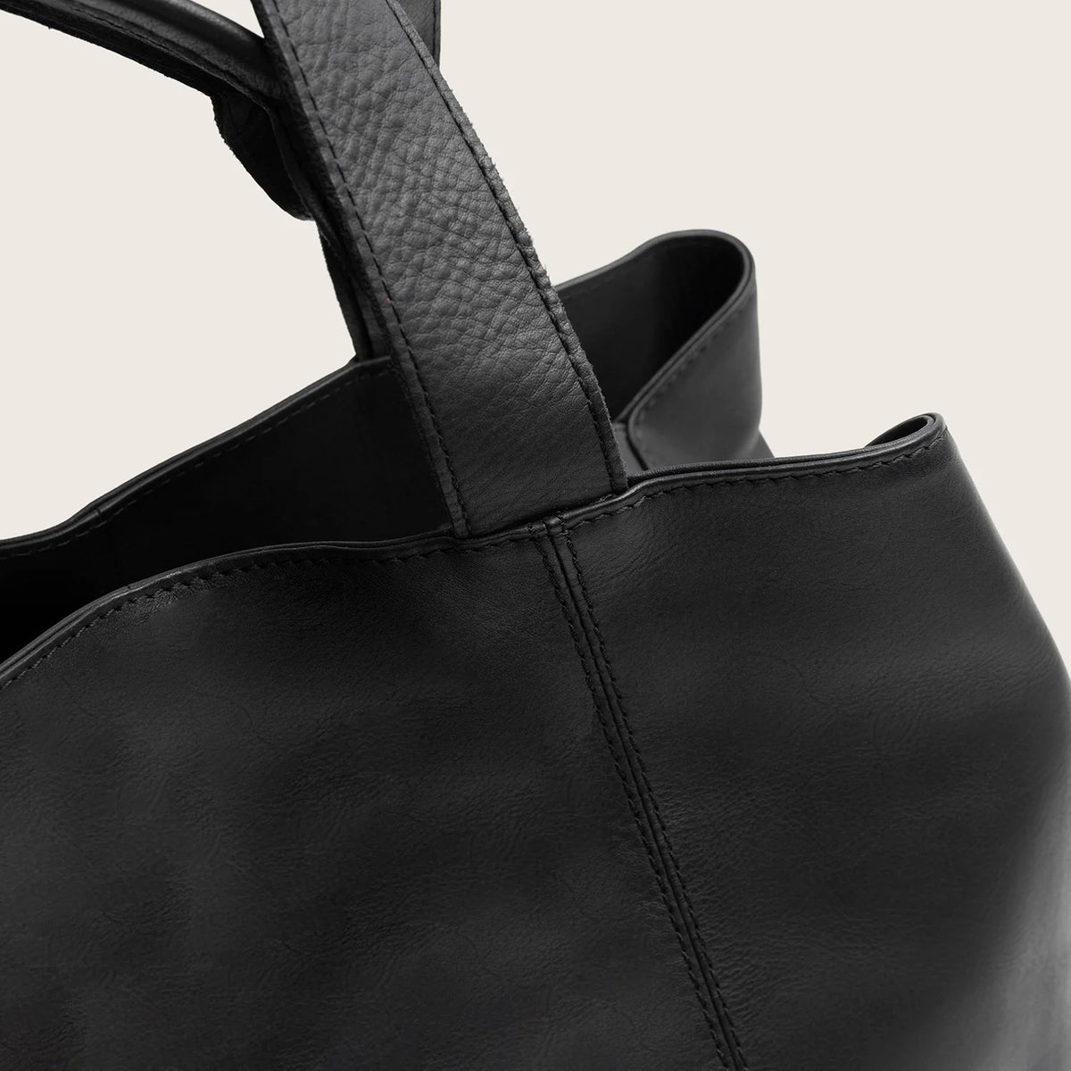 The Chesterfield Brand Gail Ledershopper in Schwarz aus Wax Pull Up Leder