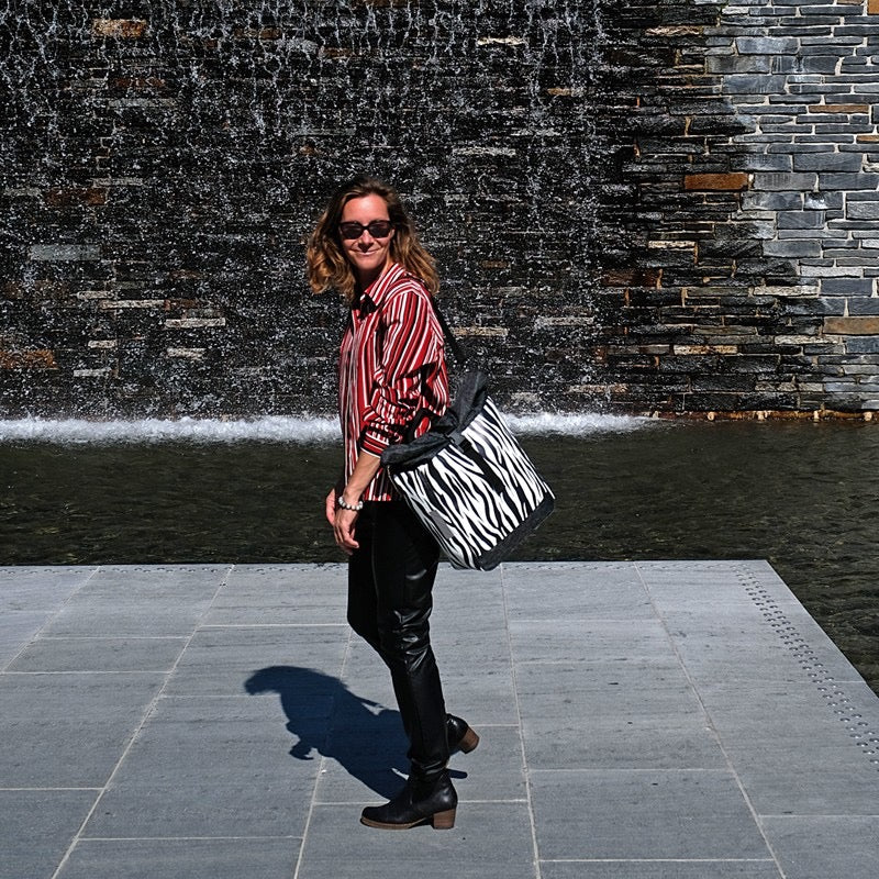 IKURI Fahrradtasche Zebra – einseitig, wasserdicht, 13–21 l, Klickfix, handgefertigt