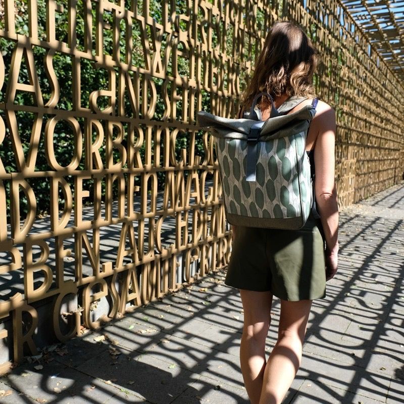 IKURI Kombi Fahrradtasche Rucksack Banana Leafs – wasserdicht, 13–21 l, Klickfix, handgefertigt