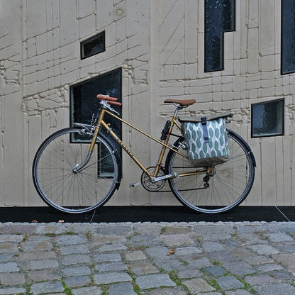 IKURI Kombi Fahrradtasche Rucksack Banana Leafs – wasserdicht, 13–21 l, Klickfix, handgefertigt