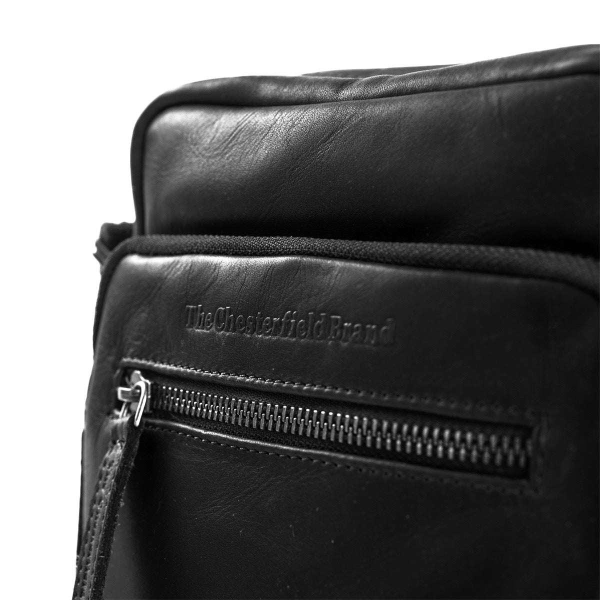 Leder Umhängetasche Schwarz Birmingham - Detailansicht Logo The Chesterfield Brand