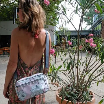 IKURI Lenkertasche Magnolia – wasserdichte Fahrradtasche für Lenker und Schulter, handgefertigt