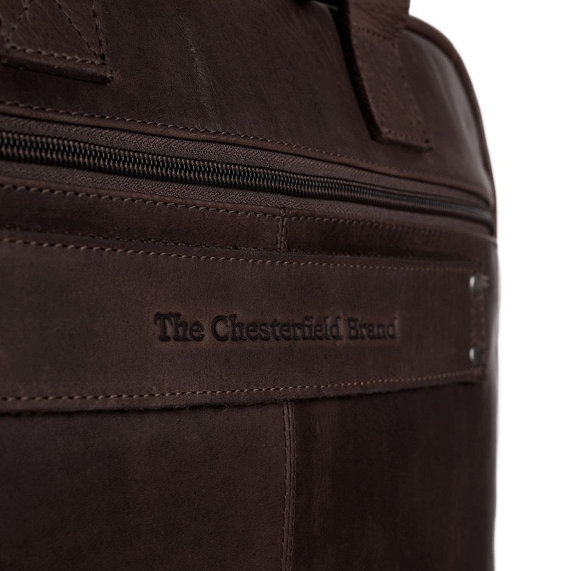 The Chesterfield Brand Laptoptasche Calvi – Detailansicht Reißverschluß und Logo, braun Wax Pull Up Leder
