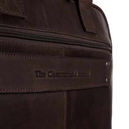The Chesterfield Brand Laptoptasche Calvi – Detailansicht Reißverschluß und Logo, braun Wax Pull Up Leder