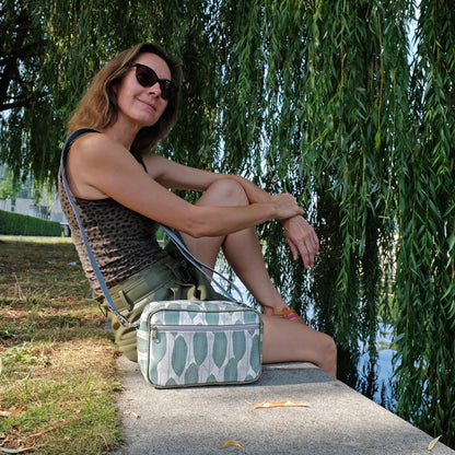 IKURI Lenkertasche Banana Leafs – wasserdichte Fahrradtasche für Lenker und Schulter, handgefertigt