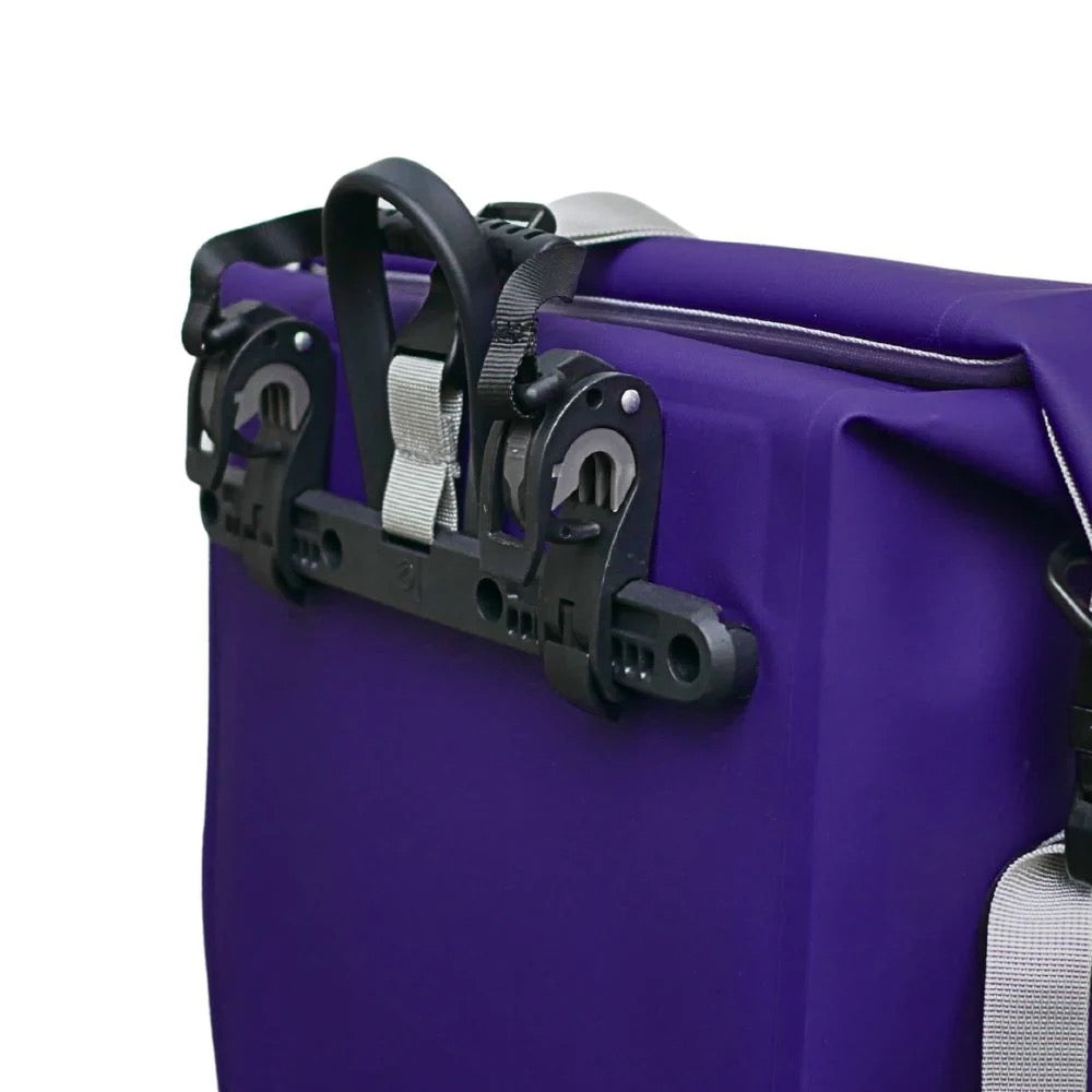 Bomence Pioneer Fahrradtasche lila 25L Detailansicht Aufhängung