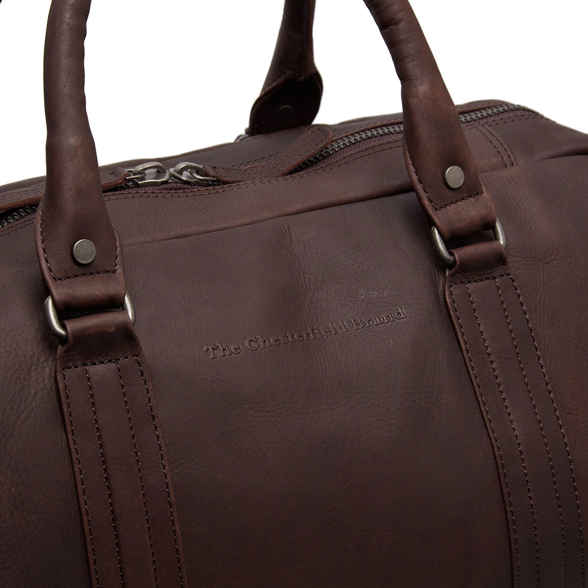 Chesterfield Perth Braun – Detailansicht eingeprägtes Logo und Reißverschluss oben