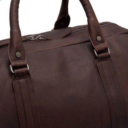 Chesterfield Perth Braun – Detailansicht eingeprägtes Logo und Reißverschluss oben