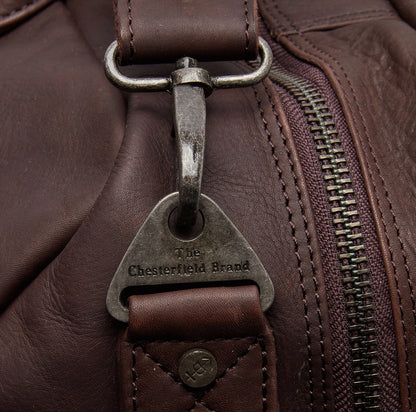 The Chesterfield Brand Perth Braun – Detailansicht Reißverschluss-Zipper mit Metall-Logo-Anhänger