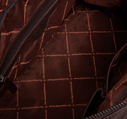 Chesterfield Perth Braun – Innenansicht geräumiges Hauptfach mit Marken-Innenfutter