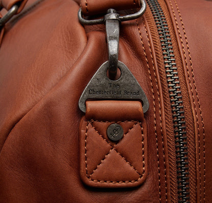 Chesterfield Perth Cognac – Detailansicht Metall-Logo-Anhänger am Reißverschluss, cognacfarbenes Leder
