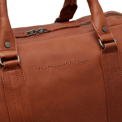 he Chesterfield Brand Perth Cognac – Detailansicht eingeprägtes Logo und Frontreißverschluss